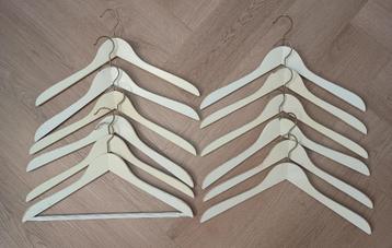 12 Houten kledinghangers. beschikbaar voor biedingen