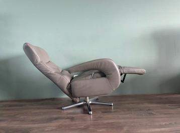 Nette grijze leren relax fauteuil / relax stoel op draaivoet beschikbaar voor biedingen