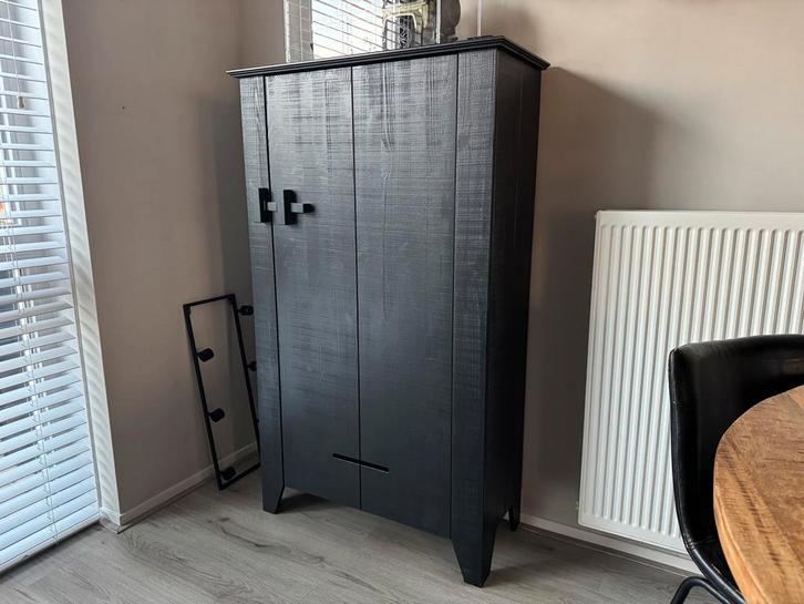 WOOOD Gijs boerenkast 142x85x38 cm grenen zwart, Huis en Inrichting, Kasten | Lockerkasten, Zo goed als nieuw, Ophalen