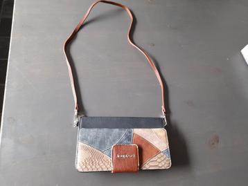 Desigual telefoontas beschikbaar voor biedingen