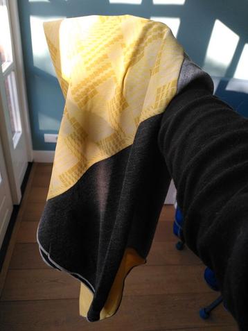 Maxi sjaal van ontwerpster wintersjaal beschikbaar voor biedingen