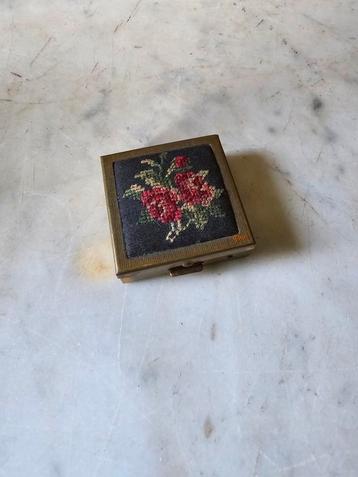 Petit point pillendoosje  beschikbaar voor biedingen