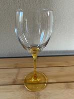 Wijnglazen met gele voet 6x, Huis en Inrichting, Ophalen, Glas of Glazen, Overige stijlen, Glas