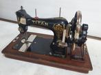 Antieke TITAN naaimachine met een verhaal, zie foto's, Antiek en Kunst, Antiek | Naaimachines, Ophalen