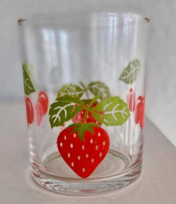 Glas met Aardbeien en Kersen opdrukken beschikbaar voor biedingen