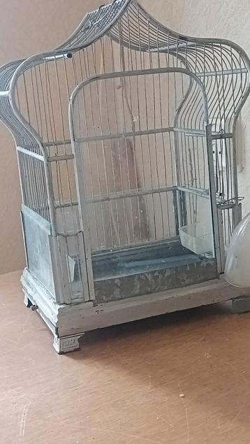 Vogel kooi beschikbaar voor biedingen