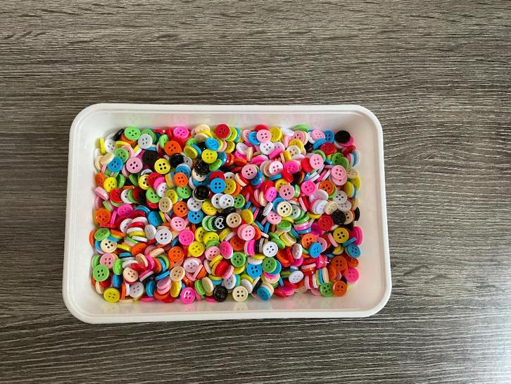 K 8) opruiming Mix knoopjes van 8/9 mm 100 stuks € 3,00, Hobby en Vrije tijd, Naaien en Fournituren, Nieuw, Knoop of Knopen, Verzenden