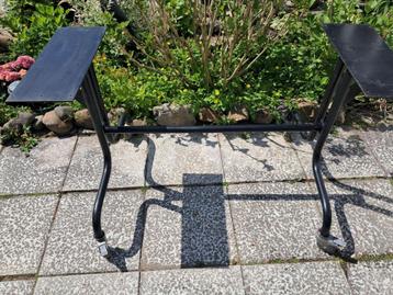verijdbaar onderstel voor tafel beschikbaar voor biedingen