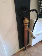 koperen pomp op houten plank decoratie, Antiek en Kunst, Ophalen