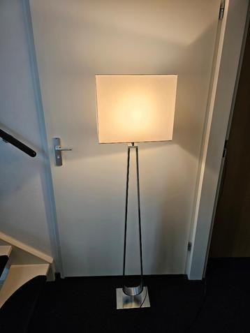 metalen staande lamp met witte kap en snoerdimmer beschikbaar voor biedingen