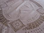 Tafelkleed wit met gehaakte gedeeltes rond tafelkleed, Huis en Inrichting, Ophalen of Verzenden, Zo goed als nieuw, Rond, Binnen