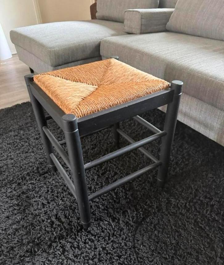 Zwart krukje met rieten zitting, Huis en Inrichting, Krukjes, Gebruikt, Hout, Ophalen of Verzenden