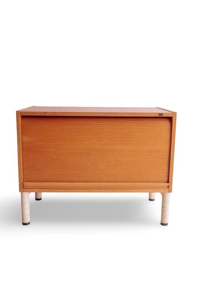 Vintage houten dressoir met rolluik en witte stalen poten, Huis en Inrichting, Kasten | Roldeurkasten en Archiefkasten, Gebruikt