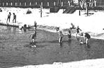 805299	Emmen	Drenthe	1948 Zwembad	Gelopen met postzegel, Verzamelen, Ansichtkaarten | Nederland, Ophalen of Verzenden, 1940 tot 1960