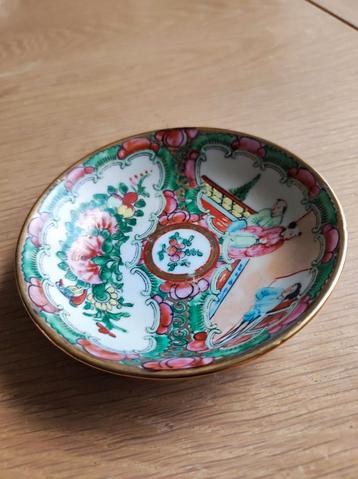 Japans schoteltje beschikbaar voor biedingen
