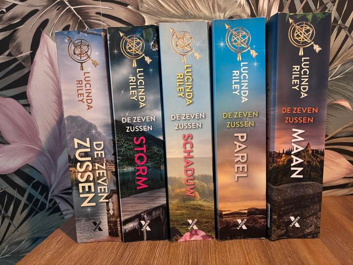 Deel 1 t/m 5 van De Zeven Zussen, Boeken, Romans, Gelezen, Ophalen of Verzenden