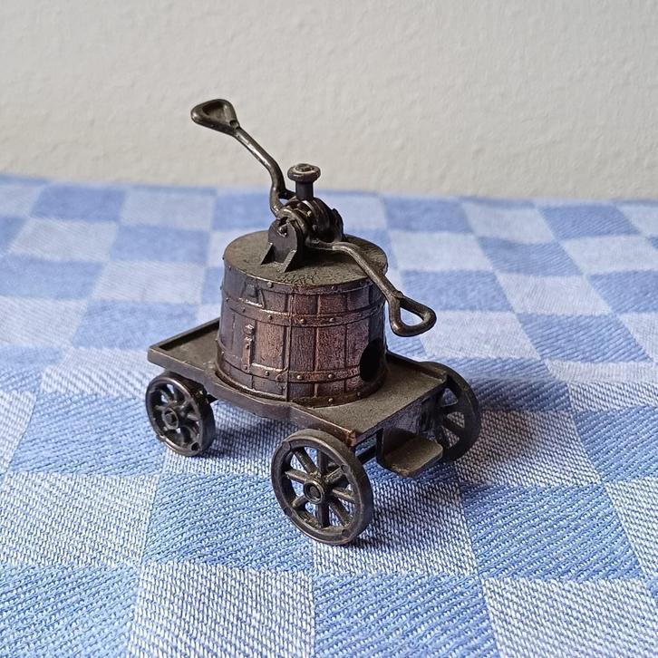 Waterpomp op wielen - decoratieve puntenslijper, Antiek en Kunst, Antiek | Koper en Brons, Ophalen of Verzenden