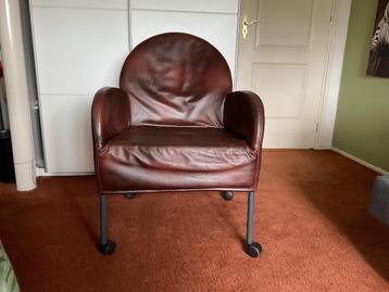 Stoel fauteuil op wielen in prachtige bruine leerkleur beschikbaar voor biedingen