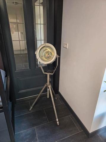 Industriële vintage Bunker lamp op Gitzo statief  beschikbaar voor biedingen