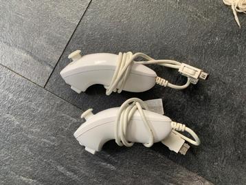 Nintendo Wii 2 nunchucks en 5 games beschikbaar voor biedingen