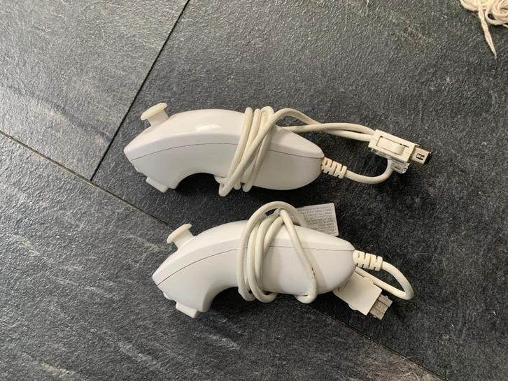Nintendo Wii 2 nunchucks en 5 games, Spelcomputers en Games, Games | Nintendo Wii, Gebruikt, Avontuur en Actie, 3 spelers of meer