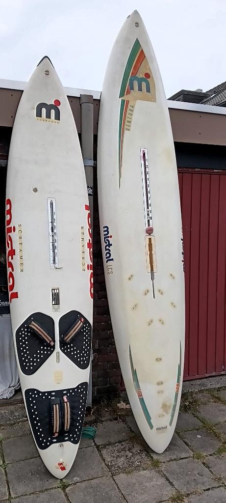 Mistral surfplanken en zeilen, Watersport en Boten, Windsurfen, Gebruikt, Zeil, 250 tot 300 cm, Met vin(nen), 5 tot 7 m², Ophalen