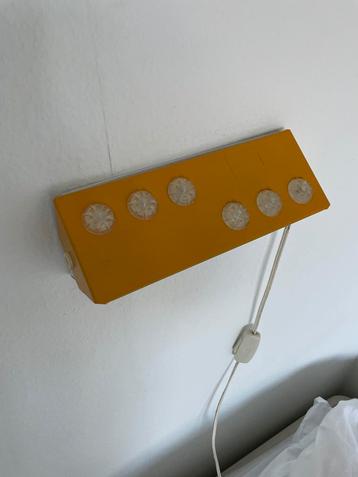 Vintage Wandlamp geel beschikbaar voor biedingen