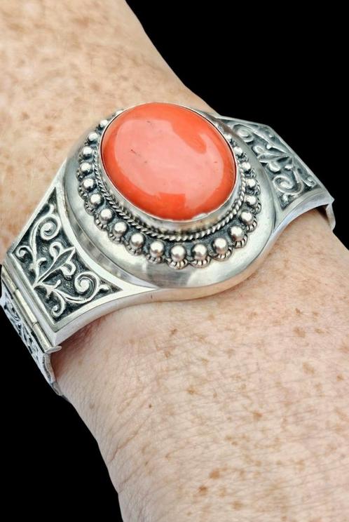 Zilveren Klederdracht Armband met Grote Bloedkoraal Hollands, Sieraden, Tassen en Uiterlijk, Antieke sieraden, Armband, Zilver