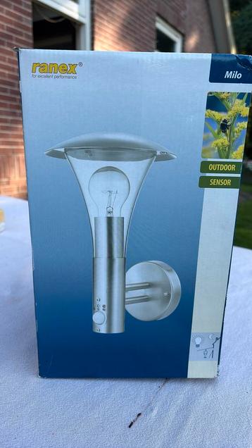 Nieuwe buitenlamp, beschikbaar voor biedingen