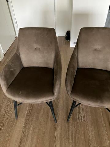 2 eetkamer stoelen voor €50, of en leuk bod. beschikbaar voor biedingen