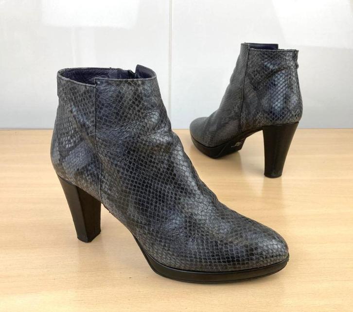 Lilian leer slangprint grijze laarsjes met hoge hak mt 38, Kleding | Dames, Schoenen, Zo goed als nieuw, Lage of Enkellaarzen