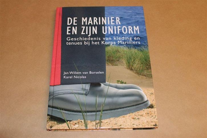De Marinier & Zijn Uniform — Kleding Korps Mariniers, Boeken, Oorlog en Militair, Zo goed als nieuw, Ophalen of Verzenden