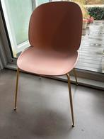 Gubi Beetle Stoel - Zachtroze met Gouden Poten, Huis en Inrichting, Stoelen, Kunststof, Overige kleuren, Ophalen of Verzenden
