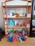 Barbie poppenhuis met inboedel en barbies, Gebruikt, Ophalen
