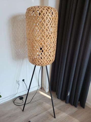 Rieten vloerlamp beschikbaar voor biedingen