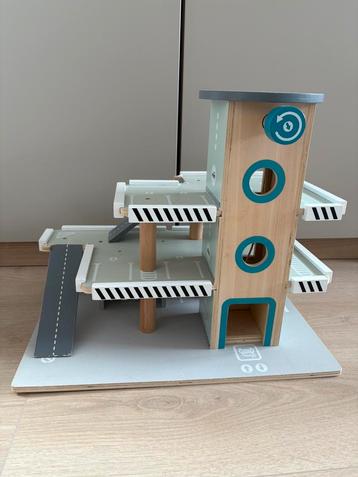 Hema houten auto garage beschikbaar voor biedingen