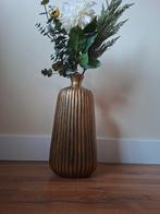 Goudkleurige vaas met bloemen, Ophalen