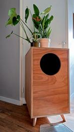 Houten kattenkast met kattenbak en schoonloopmat, Ophalen, Zo goed als nieuw, Gesloten