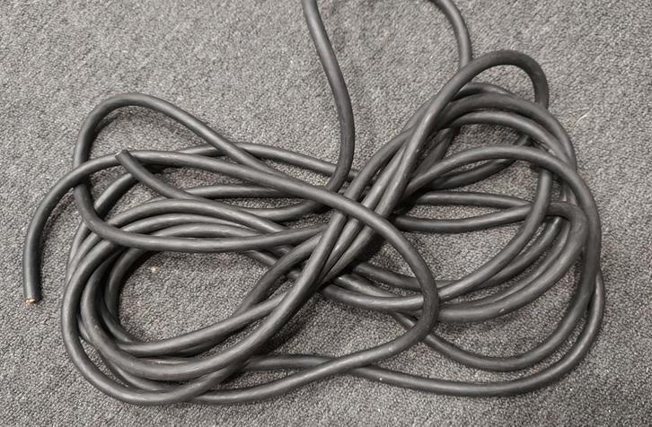 Zwarte 4-aderige kabel - 8,5 meter - Nieuw!. Ca 2mm2, Doe-het-zelf en Verbouw, Elektra en Kabels, Nieuw, Kabel of Snoer, Ophalen of Verzenden