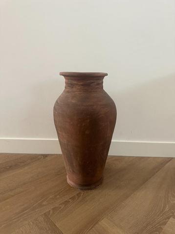 Oude terracotta pot/vaas beschikbaar voor biedingen