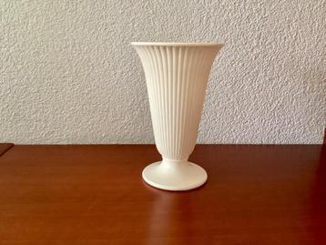 Sierlijke gehele ribbel-vaas van Wedgwood: Edme 20 cm beschikbaar voor biedingen