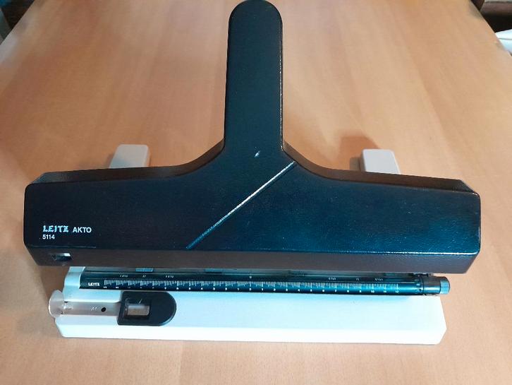 Leitz Akto 5114 verstelbare 4-gaats perforator ( zgan ), Diversen, Papierwaren, Zo goed als nieuw, Ophalen