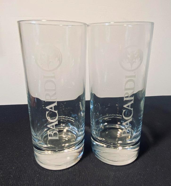 2 BACARDI glazen met verzwaarde bodem . Hoogte 14,5 cm., Verzamelen, Glas en Borrelglaasjes, Zo goed als nieuw, Overige typen