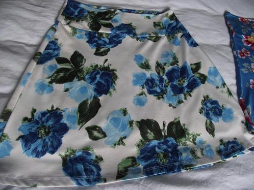 wit blauwe turquoise bloem King Louie rokje lengte 53 cm M, Kleding | Dames, Rokken, Zo goed als nieuw, Maat 38/40 (M), Blauw