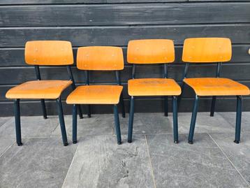 Vintage schoolstoeltjes beschikbaar voor biedingen