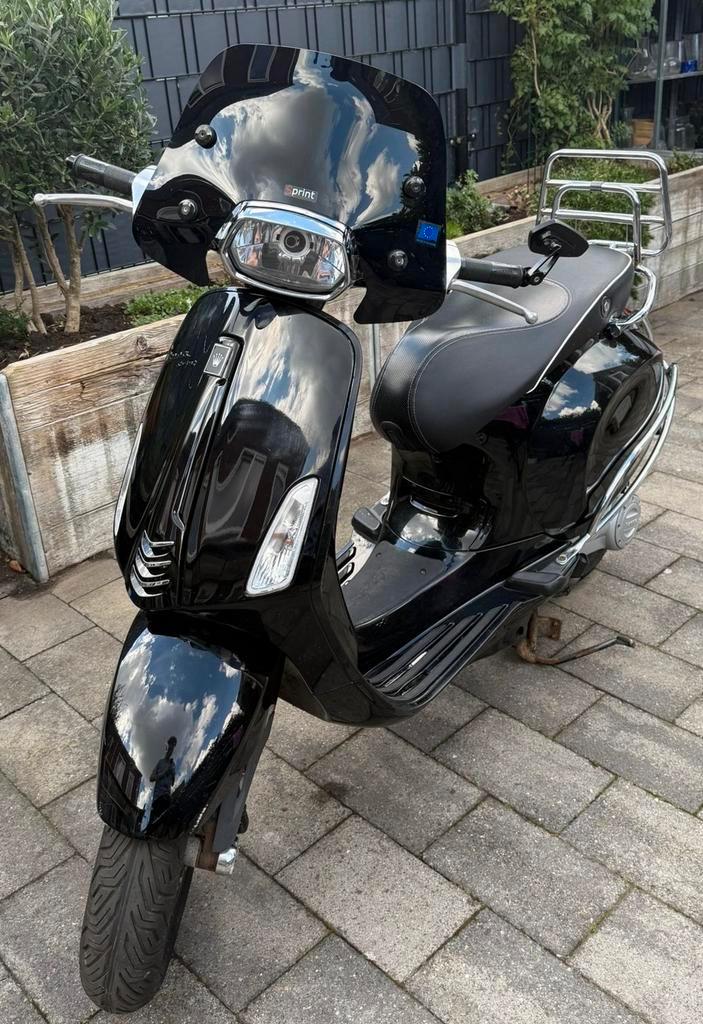 Vespa Sprint 2018 - Zwart, Fietsen en Brommers, Scooters | Vespa, Gebruikt, Vespa S, Maximaal 45 km/u, Benzine, Ophalen