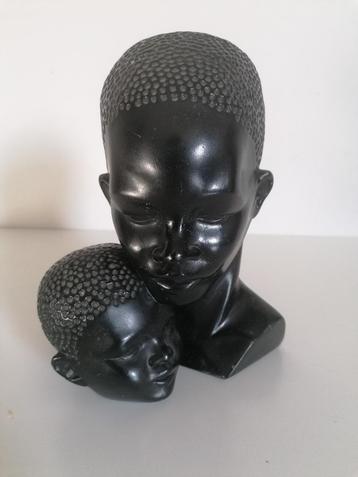 vintage gipsen beeld van een Afrikaanse vrouw met kind beschikbaar voor biedingen