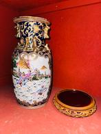 Twee grote Chinese vazen inclusief voetstuk, Huis en Inrichting, Woonaccessoires | Vazen, Ophalen, A, A, A