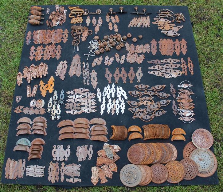 Ca. 300 stuks -antiek look- ijzeren roest meubel beslag., Antiek en Kunst, Antiek | Overige Antiek, Ophalen of Verzenden