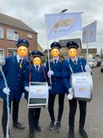 Carnavalspakken muziekjassen met stropdas en pet, Maat 52/54 (L), Carnaval, Ophalen of Verzenden, Zo goed als nieuw